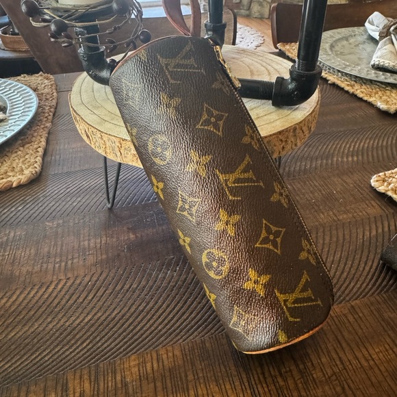 LOUIS VUITTON 
Monogram Trousse Ronde 20 Makeup Case - Picture 9 of 15